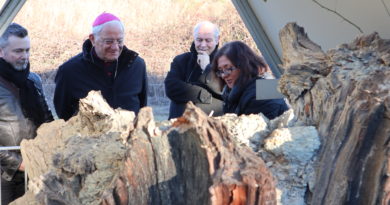 Il vescovo Tuzia visita il territorio di Avigliano: tappa alla Foresta Fossile Il vescovo Tuzia visita il territorio di Avigliano: tappa alla Foresta Fossile