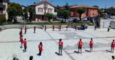Il saluto dei ragazzi della terza media di Avigliano Il saluto dei ragazzi della terza media di Avigliano