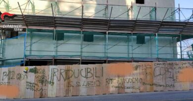 Avigliano, tre ragazzi denunciati dai Carabinieri per l’imbrattamento di un cantiere edile Avigliano, tre ragazzi denunciati dai Carabinieri per l’imbrattamento di un cantiere edile